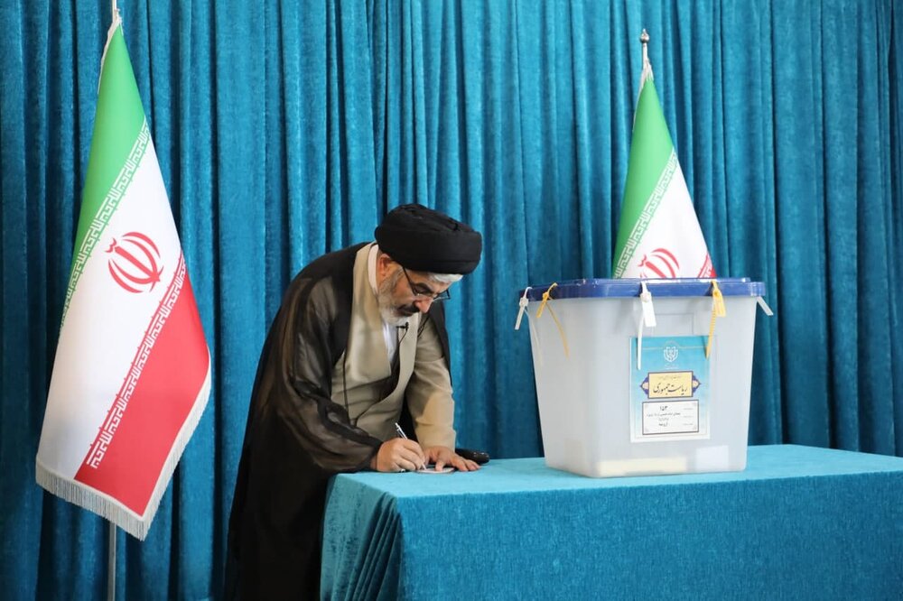 نماینده ولی فقیه در آذربایجانغربی رای خود را به صندوق انداخت + عکس