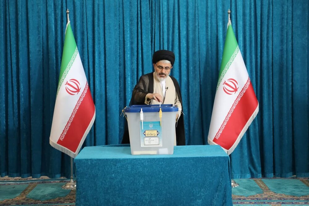 نماینده ولی فقیه در آذربایجانغربی رای خود را به صندوق انداخت + عکس