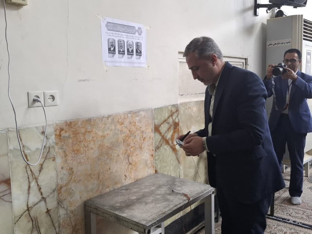 سرپرست فرمانداری ویژه کاشان رأی خود را به صندوق انداخت
+عکس
