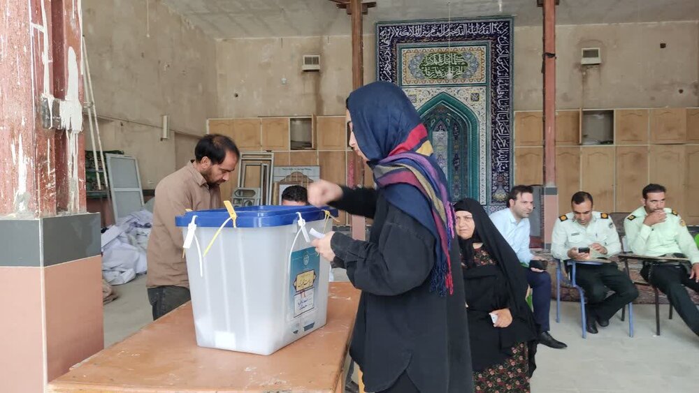 تصاویر/ حضور مردم کوهدشت در پای صندوق های رای