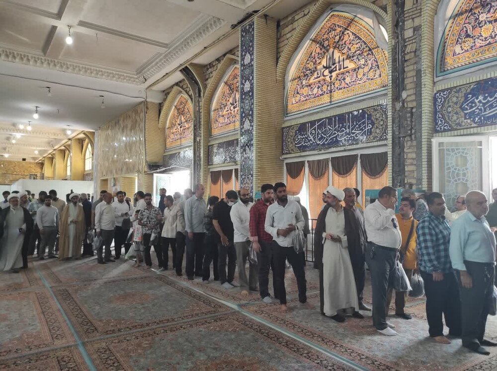 حضور پرشور مجاوران و نمازگزاران مسجد جمکران پای صندوق رأی