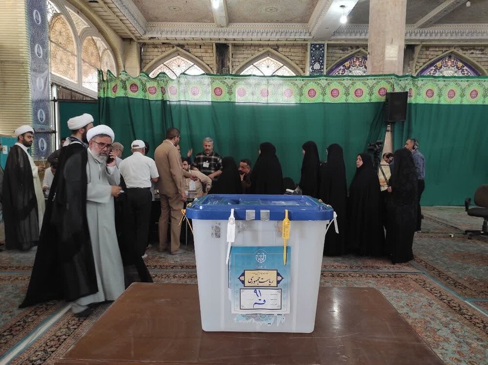 حضور پرشور مجاوران و نمازگزاران مسجد جمکران پای صندوق رأی