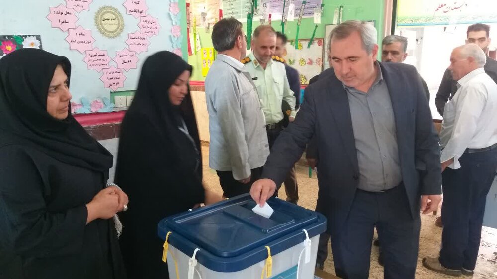 تصاویر/ حضور امام جمعه و مسئولین شهرستانی بیله سوار پتی صندوق رأی