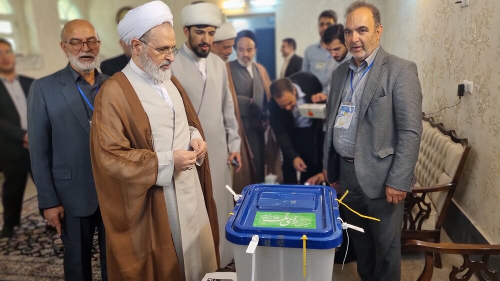 آیت الله اعرافی رأی خود را به صندوق انداخت / دعوت مردم به حضور حداکثری در انتخابات