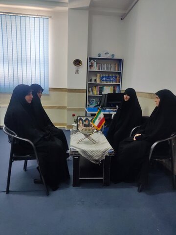 تصاویر تبلیغ جمعی از خواهران طلبه لرستانی در پذیرش‌ حداکثری علاقه مندان به حوزه‌‌ علمیه