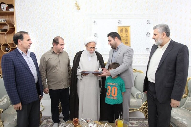 فیلم | حضور نماینده ولی فقیه در استان کرمانشاه، در منزل شهیدان حمله ناو جنگی آمریکا به هواپیمای مسافربری ایران