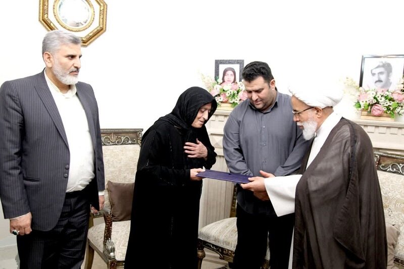 فیلم | حضور نماینده ولی فقیه در استان کرمانشاه، در منزل شهیدان حمله ناو جنگی آمریکا به هواپیمای مسافربری ایران