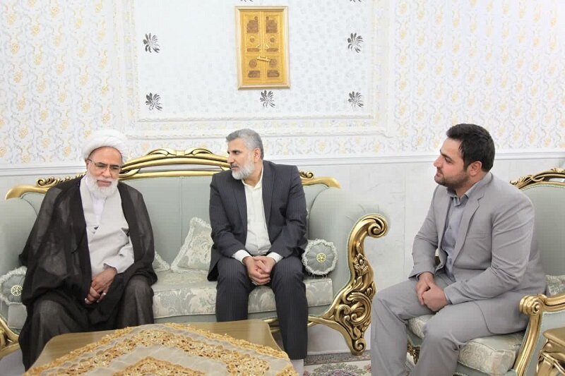 فیلم | حضور نماینده ولی فقیه در استان کرمانشاه، در منزل شهیدان حمله ناو جنگی آمریکا به هواپیمای مسافربری ایران