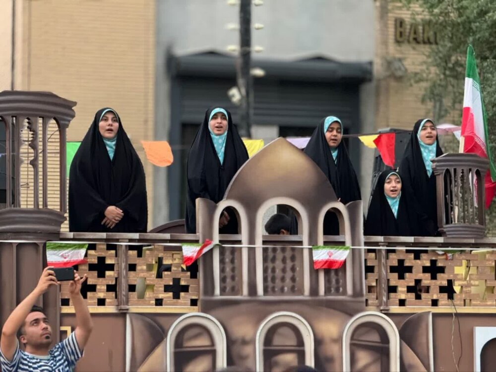 اجرای میدانی گروه‌های سرود در کاشان با هدف تشویق مردم به شرکت در انتخابات + تصاویر