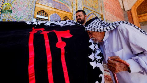 العتبة الكاظمية المقدسة تتوشح بالسواد استقبالًا لشهر محرم الحرام