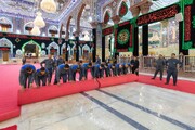 بالصور/ فرش صحن مرقد الإمام الحسين ( عليه السلام) بالكاربت الاحمر استعدادا لمراسيم عاشوراء