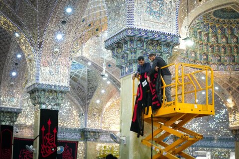 أعمال نشر السواد في مرقد الإمامين العسكريين (عليهما السلام) لاستقبال شهر محرم الحرام 1446