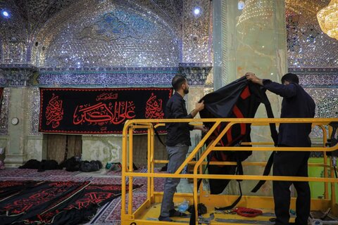 أعمال نشر السواد في مرقد الإمامين العسكريين (عليهما السلام) لاستقبال شهر محرم الحرام 1446