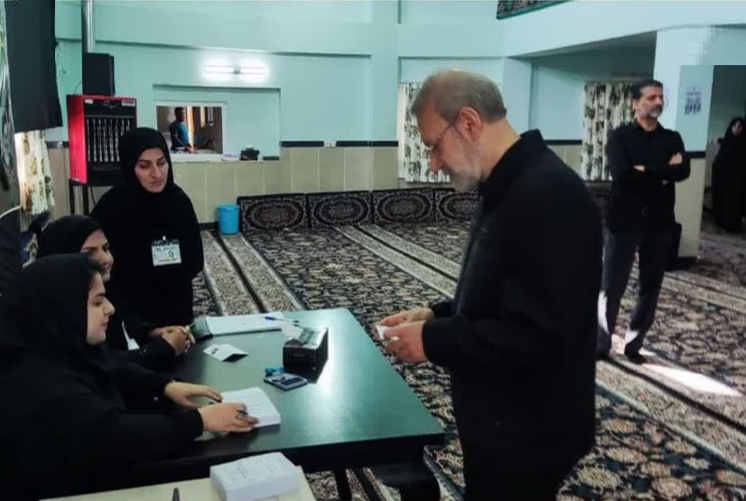 علی لاریجانی رأی خود را در آمل به صندوق انداخت