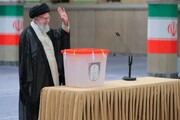 सुप्रीम लीडर ईरान के राष्ट्रपति चुनाव के दूसरे चरण में मतदान करते हुए।फोटो
