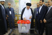 تصاویر / حضور نماینده  آیت الله العظمی سیستانی در پای صندوق رأی
