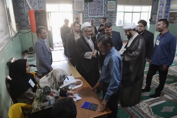 تصاویر/ حضور مدیرکل و کارکنان بنیاد شهید لرستان در پای صندوق رای