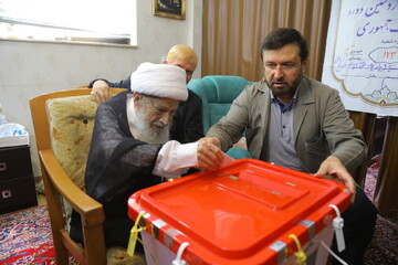 آیت الله محفوظی رای خود را به صندوق انداخت