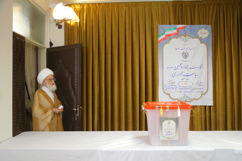تصاویر/ شرکت آیت الله العظمی نوری همدانی در دور دوم انتخابات ریاست جمهوری چهاردهم