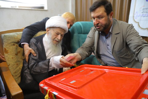 تصاویر/ شرکت آیت الله محفوظی در دور دوم انتخابات ریاست جمهوری چهاردهم