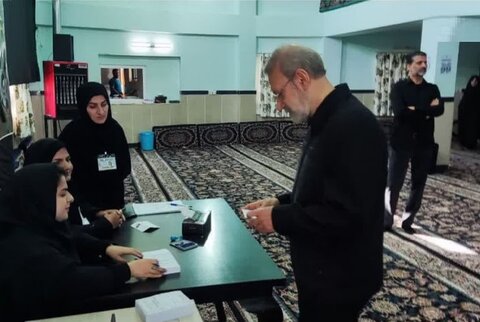 علی لاریجانی رای خود را در آمل به صندوق انداخت
