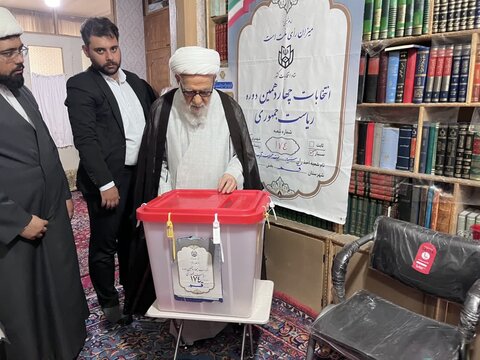 آیت الله محمدعلی گرامی، در دور دوم انتخابات ریاست جمهوری شرکت کرد