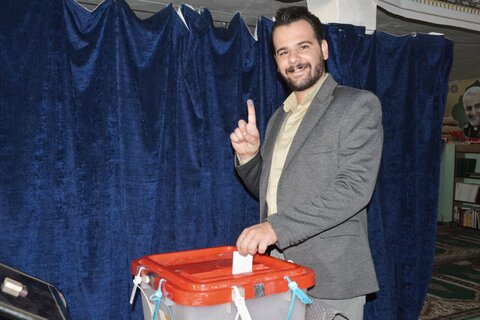 تصاویر حضور مدیر کل و کارکنان بنیاد شهید لرستان در پای صندوق رای