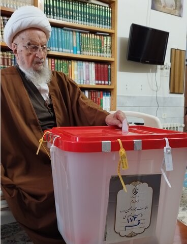 آیت الله العظمی مکارم شیرازی در انتخابات ریاست جمهوری شرکت کردند