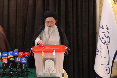 تصاویر/ دبیر و جمعی از اعضای شورای نگهبان در دومین دوره چهاردهمین انتخابات ریاست‌جمهوری شرکت کردند