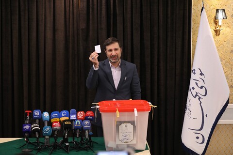 تصاویر/ دبیر و جمعی از اعضای شورای نگهبان در دومین دوره چهاردهمین انتخابات ریاست‌جمهوری شرکت کردند