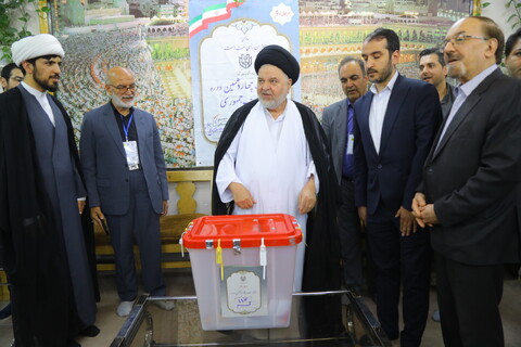 تصاویر / حضور نماینده تام الاختیار آیت الله العظمی سیستانی در پای صندوق رأی