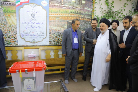 تصاویر / حضور نماینده تام الاختیار آیت الله العظمی سیستانی در پای صندوق رأی