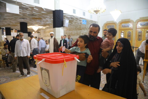 تصاویر / حضور گسترده مردم قم در دوره دوم چهاردهمین دوره انتخابات ریاست جمهوری