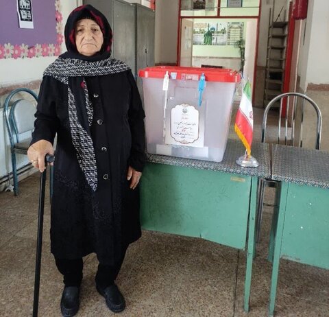 تصاویر/ حضور مردم شهرستان خوی در پای صندوق های رای