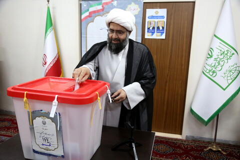 تصاویر/ شرکت شخصیت های حوزوی در دور دوم انتخابات چهاردهمین دوره ریاست جمهوری