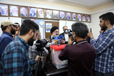 تصاویری حاشیه ای از حضور علما و شخصیت های حوزوی در پای صندوق رأی
