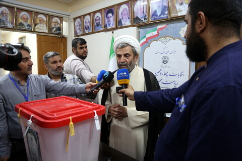 تصاویری حاشیه ای از حضور علما و شخصیت های حوزوی در پای صندوق رأی
