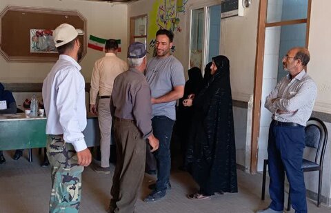 تصاویر/ حضور امام جمعه بخش چهاردولی در رأی گیری انتخابات ریاست جمهوری
