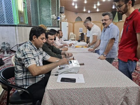 تصاویر/ حال و هوای حضور مردم در پای صندوق اخذ رای مسجدصفاری کاشان