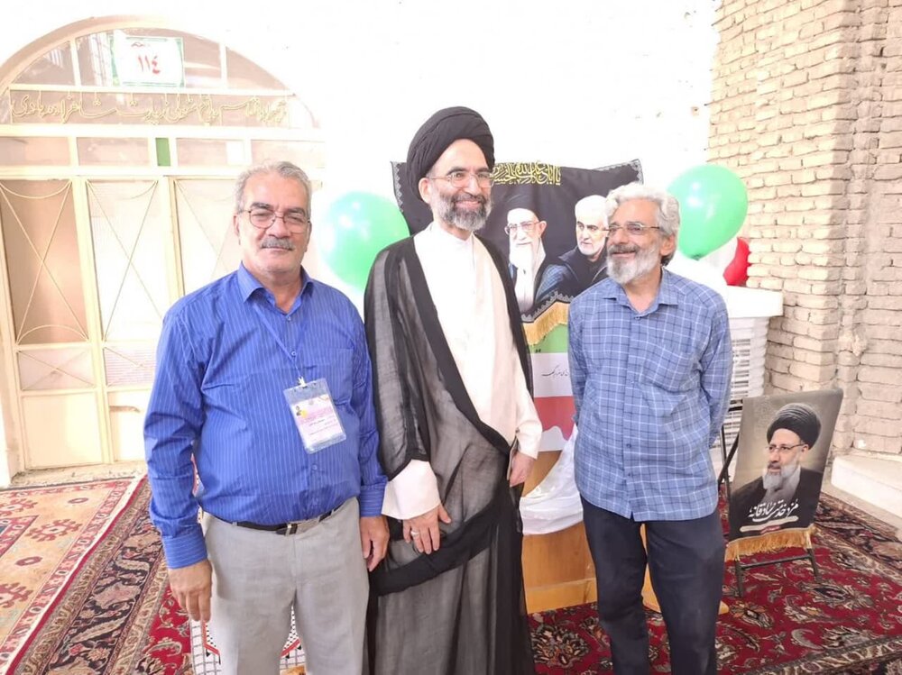 نماینده ولی فقیه در کاشان رأی خود را به صندوق انداخت + تصاویر