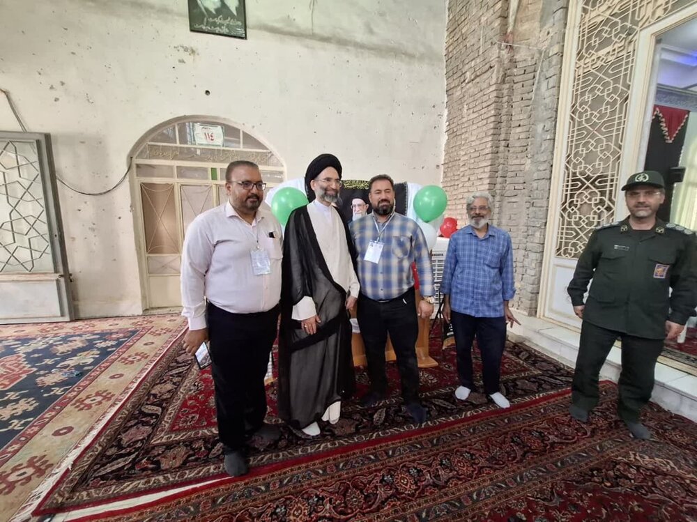 نماینده ولی فقیه در کاشان رأی خود را به صندوق انداخت + تصاویر