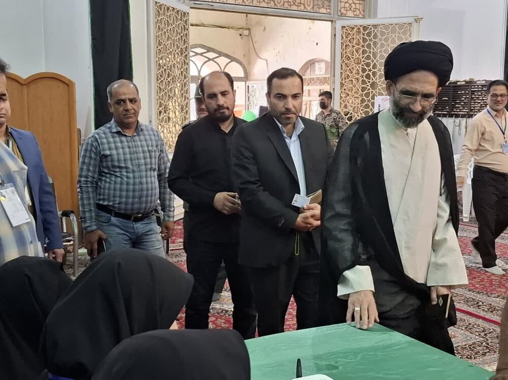 نماینده ولی فقیه در کاشان رأی خود را به صندوق انداخت + تصاویر
