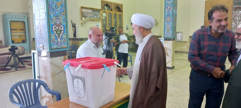 امام جمعه شهرستان آران و بیدگل رأی خود را به صندوق انداخت+عکس