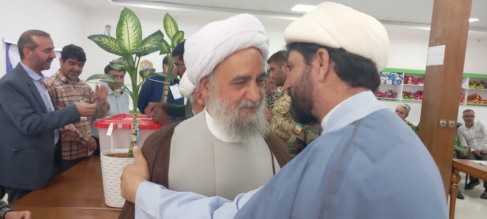 امام جمعه شهرستان آران و بیدگل رأی خود را به صندوق انداخت+عکس