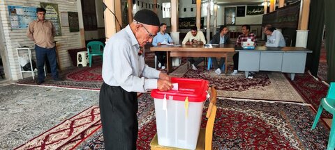 تصاویر/ حضور مردم خمین در پای صندوق های رای