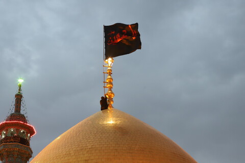 تصاویر/ آیین تعویض پرچم گنبد حرم حضرت فاطمه معصومه (س) در شب اول محرم