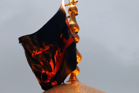تصاویر/ آیین تعویض پرچم گنبد حرم حضرت فاطمه معصومه (س) در شب اول محرم