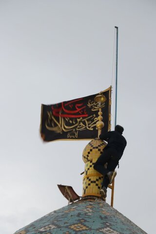 تصاویر/ اهتزاز پرچم عزای اباعبدالله الحسین(ع) درآران و بیدگل