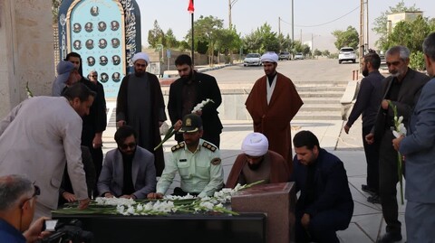 ادای احترام دبیر و اعضای ستاد امر به معروف همدان به شهدا