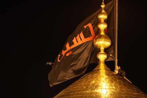 تبديل الراية الحمراء للقبة الحسينية الى راية الحزن والعزاء